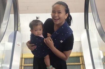 Nyanyi Sambil Gendong Baby Kara, Tantri Kotak Bikin Netter Salut