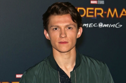 Tom Holland Mengaku Butuh Hampir 1 Jam untuk Melepaskan Kostum Spider-Man