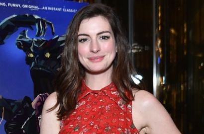 Gaun Terlalu Seksi, Aktris Cantik Anne Hathaway Sulit Duduk