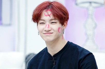 Kocaknya JB Tersiksa Dicium Member GOT7 Pakai Lipstik Merah di 'Yang Nam Show'