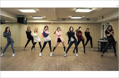 Rilis Dance Practice 'A Girl Like Me', Bentuk Tubuh Gu9udan Tuai Pujian