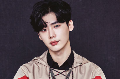 Gaya Manly dan Kharismatik Lee Jong Suk Bikin Meleleh di Foto-Foto Ini