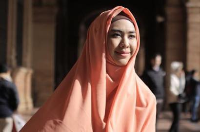Masuk Gereja di Spanyol, Oki Setiana Dewi Santai Dilihat Banyak Orang