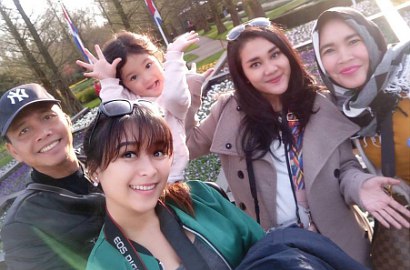 Ibu Ayu Ting Ting Lepas Hijab di Amsterdam, Ayah Rozak Digoda Pakai Headset Pink Manja