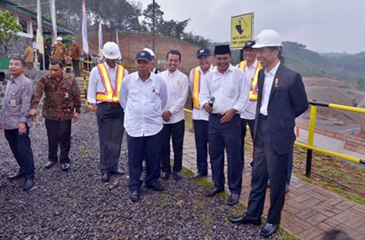 Nge-Vlog Bareng Pekerja Waduk di Batam, Jokowi Bikin Netizen Terhibur