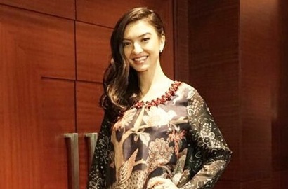 Pamer Foto Bareng Ibu, Belahan Dada Raline Shah Bikin Netter Salfok
