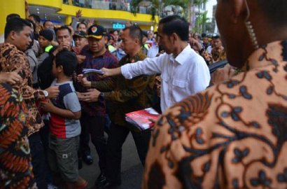 Nikmati Akhir Pekan, Hebohnya Jokowi Bagi-Bagi Buku dan Nongkrong di Mal
