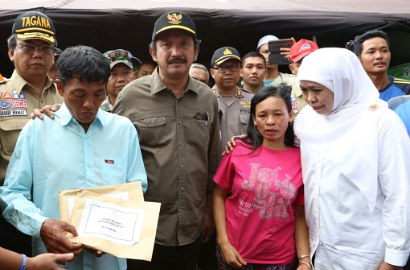 Datangi Lokasi Longsor, Mensos Khofifah Naik Motor