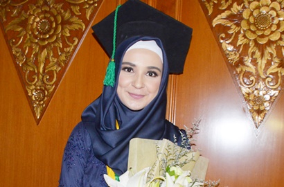 Shireen Sungkar Wisuda Tanpa Ditemani Anak, Kenapa?