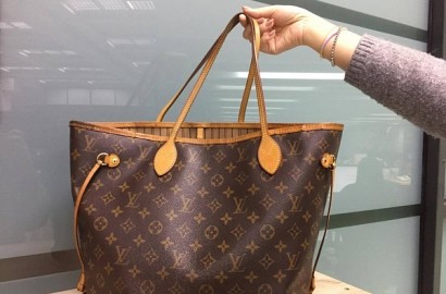 Kocak, Nenek Ini Malah Pakai Tas LV dari Cucu untuk Belanja Ikan Segar