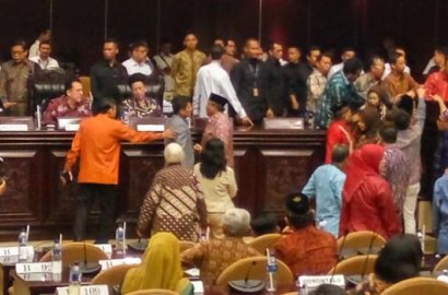 Rapat Anggota DPD RI Ricuh dan Saling Keroyok, Netizen Geram