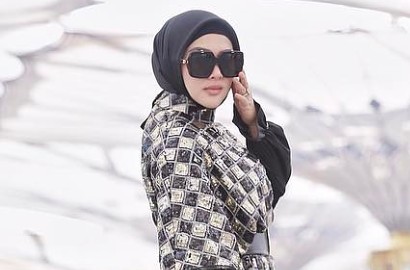 Syuting MV Religi, Syahrini Tampak Seksi Pakai Rok Mini dan Legging Ketat