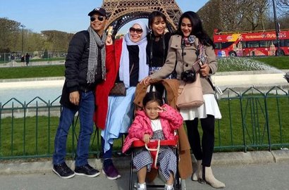 Ayu Ting Ting Disindir Tak Akui Adik Sendiri, Ibu Buru-Buru Pamer Caption Sayang ke Syifa