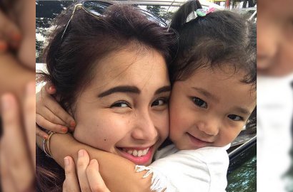 Kangen Bilqis, Ayu Ting Ting Bikin Sedih Pamer Video Call Sambil Nangis