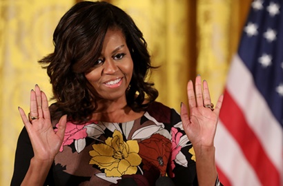 Asyik Liburan, Begini Gaya Rambut Keriting Alami ala Michelle Obama
