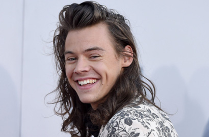 Syuting Video Klip, Harry Styles Ngeri Digantung di Bawah Helikopter