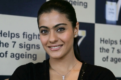 Masih Sebal, Kajol Ogah Temui Bayi Kembar Karan Johar?