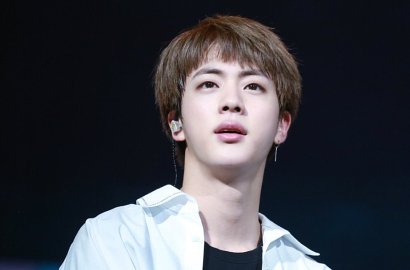 Cinta Mati, Fans di Amerika Ini Bawa Selimut Raksasa Gambar Jin BTS di Konser