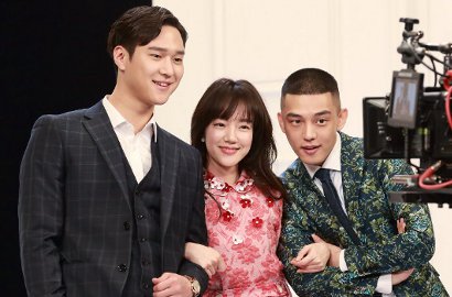 Lim Soo Jung Ceria Gandeng Yoo Ah In-Go Kyung Pyo di Presscon 'Chicago Typewriter'