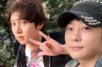 Ditemani Gunhee yang Sedang Topless di Kasur, Heechul SuJu Sapa Fans