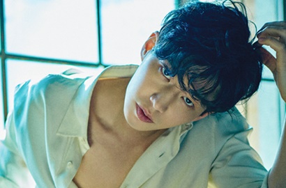 Tiba di Bali, Song Jae Rim Goda Fans Pamer Selfie Sambil Tiduran Seksi
