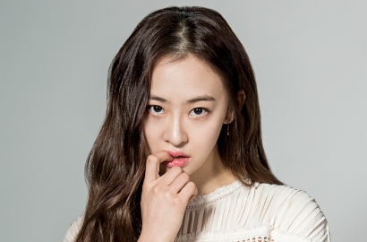 Pegang Pistol, Dasom Sistar Tampil Bak Iblis Seksi di Pemotretan 'Unni Is Alive'
