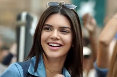 Tertunduk Malu, Kendall Jenner Sembunyikan Wajah Usai Iklan Pepsinya Dihujat