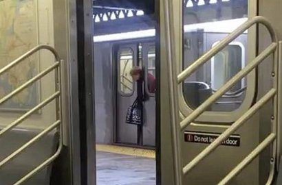 Sadis, Video Rekaman Kepala Wanita Tergencet Pintu Kereta Beredar Viral
