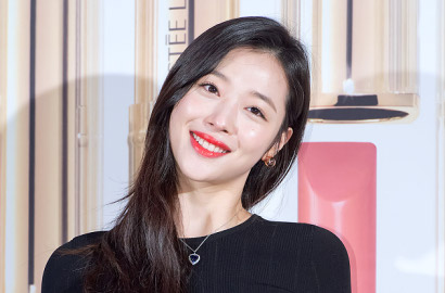 Gemerlap Serba Ungu, Sulli Bak Boneka di Event Fashion Ini