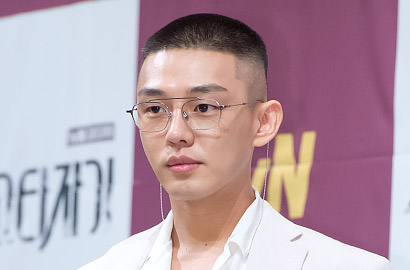 Pakai Kacamata Jadul, Kerennya Yoo Ah In Sibuk Kerja di 'Chicago Typewriter'