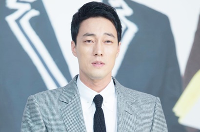 Dapat Bunga Cantik, So Ji Sub Girang Disambut Hangat Fans di Jakarta