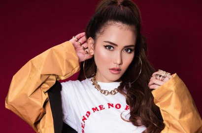Tangan 'Nakal' Ayu Ting Ting Masuk ke Balik Gaun Saat Bareng Raffi, Netter: Gatal Ya?