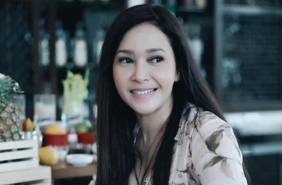 Maia Pamer Foto Putranya Liburan di Bangkok, Tulisan di Kaos El Rumi Bikin Salah Fokus