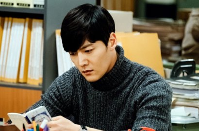 Syuting Rumitnya Perjalanan Waktu, Choi Jin Hyuk Pamer Senyum Manis di 'Tunnel'