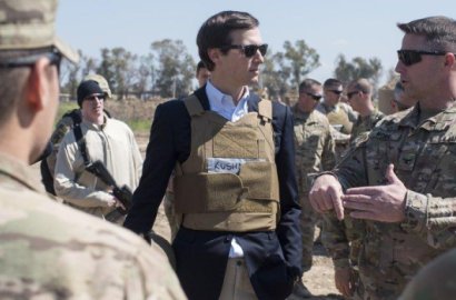 Padukan Blazer dan Rompi Antipeluru di Irak, Menantu Donald Trump Diolok Netter