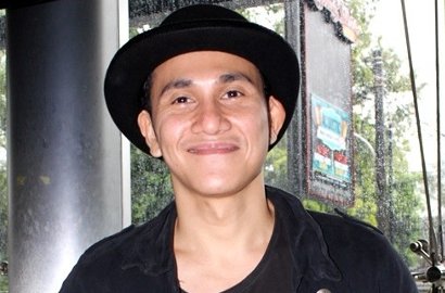 Poster Rilis, Netter Penasaran Soal Ini di Film 'Chrisye' Vino Bastian