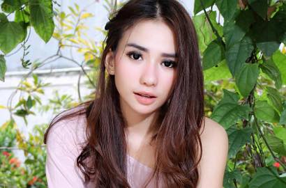 Dituduh Selingkuh di Thailand, Bella Luna Seksi Pakai Kimono Lingerie