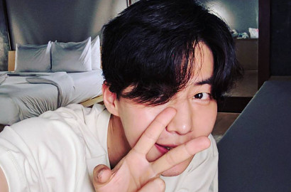 Bahagia Foto Kocak di Penginapan Bali, Song Jae Rim Bikin Netter Gemas