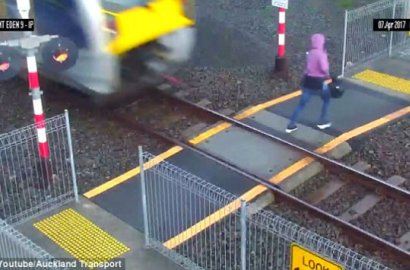 Ngeri, Wanita Ini Hampir Kehilangan Nyawa Melewati Kereta Api