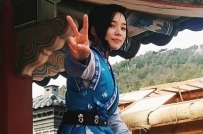 Tak Kalah Cantik dari Kim So Hyun, Cerianya Yoon So Hee Sapa Fans 'Ruler'