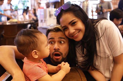 Raffi Ahmad dan Nagita Mesra Nyaris Ciuman, Gading Jadi Obat Nyamuk Bikin Fans Ngakak