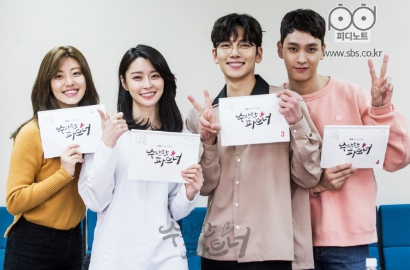 Ji Chang Wook-Nam Ji Hyun Foto Bareng Pamer Naskah 'Suspicious Partner', Serasi?