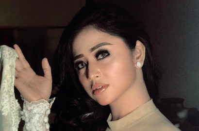 Cantiknya Depe Saat Akan Syuting 'Nadin' di Foto Ini Bikin Netter Terpesona