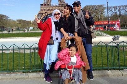 Jahatnya Netter Ejek Seragam Keluarga Ayu Ting Ting Mirip Baju Narapidana