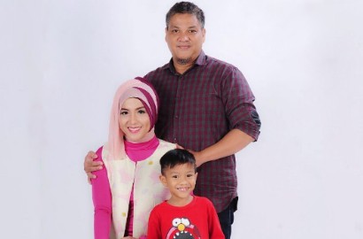 Sempat Syok, Anak Semata Wayang Renita Sukardi Beri Ciuman Terakhir di Liang Lahat