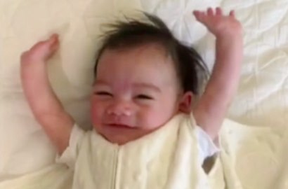 Geliat Pas Buka Selimut, Pose Bayi Ini Jadi Inspirasi Semangat Bangun Pagi