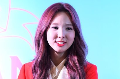 Fans Member Lain Tulis Komentar Jahat untuk Nayeon Twice Saat Siaran V-app?