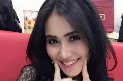 Foto Ayu Ting Ting Seolah Tunjukkan Bekas Ciuman di Leher, Netter Curigai Raffi Ahmad