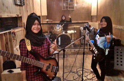 Kenakan Hijab, Trio Remaja Ini Tak Disangka Bawakan Lagu Metal