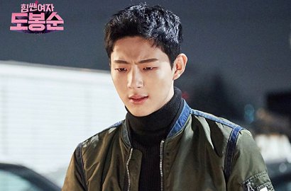 Belum Berhasil Tangkap Kriminal, Ji Soo Malah Asyik Selfie di 'Strong Woman'